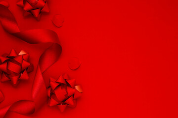 赤い背景とリボンの愛情とプレゼントのイメージ