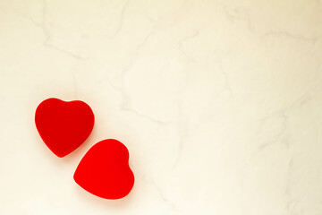 白い大理石の背景と赤いハートの愛情のイメージ