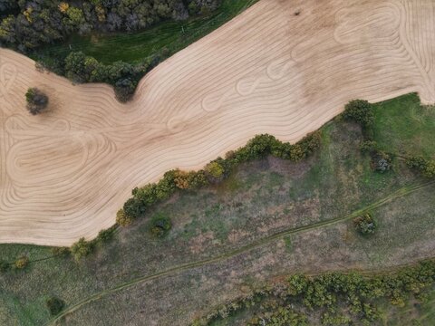 Vista a&eacute;rea del campo agr&iacute;cola arado listo para plantar, vista superior de drones pov