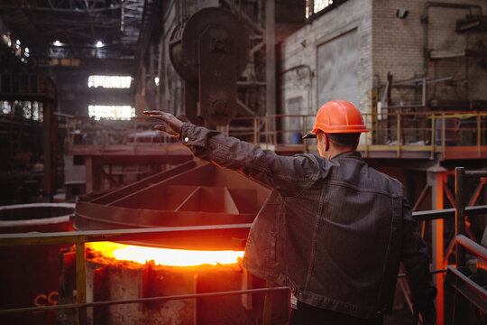crane, smelting steel, smelting metal, smelting, degassing, metallurgical industry, metallurgical, metallurgy, plant, industrial, 

casting foundry, casting metal, casting, technology, manufacture, we