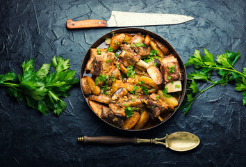 Beef ribs stewed with potatoes.