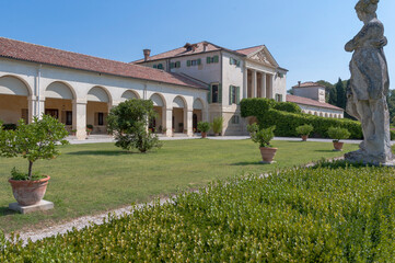 Fanzolo, a Vedelago. Treviso. Giardino, barchessa e facciata di villa Emo