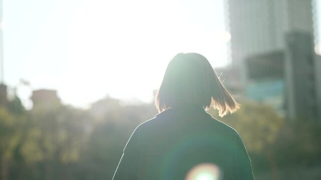 街を歩く若い女性