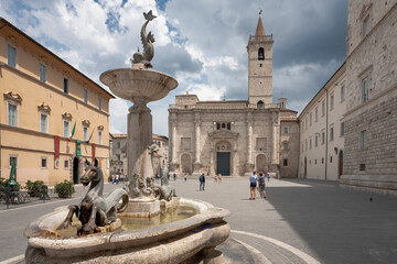 Ascoli Piceno. Piazza del Popolo con fontana e chiesa di San Francesco - obrazy, fototapety, plakaty