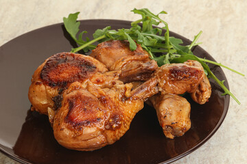 Roasted chicken leg with rucola