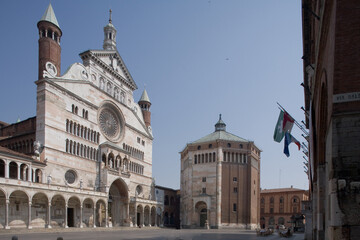 Fototapeta na wymiar Cremona. Piazza del Comune con la Cattedrale di Santa Maria Assunta e il Battistero 
