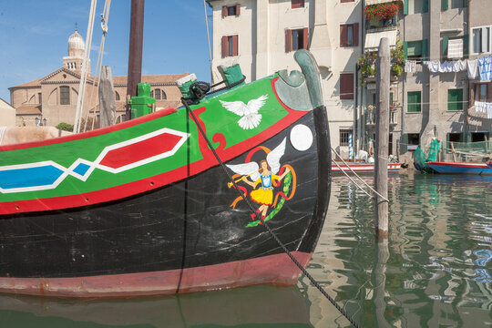 Chioggia, Venezia. Bragozzo da parata con decorazione in sosta davanti alla cattedrale.
