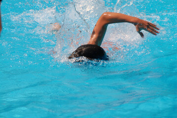 niño nadando en piscina