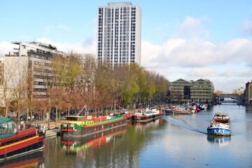 Fototapeta na wymiar Péniches sur le Canal de l'Ourcq. Paris.
