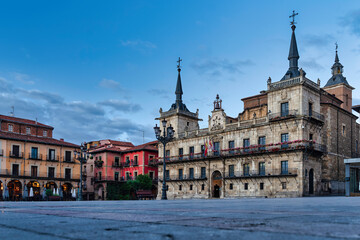 Fototapeta na wymiar view of the main square (Plaza Mayor in spanish) in Leon, Spain