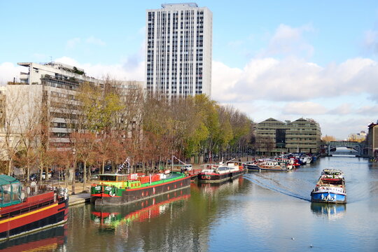 Péniches sur le Canal de l'Ourcq. Paris. © Bruno Bleu