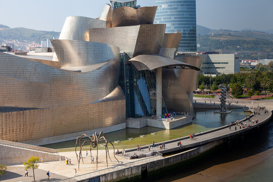 Museo Guggenheim de Bilbao, construido por Frank Gehry en Bilbao, Vizcaya, País Vasco.