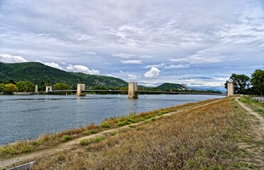 Fototapeta premium Pont sur le Rhône à Donzère, Drôme, Rhône-Alpes, France