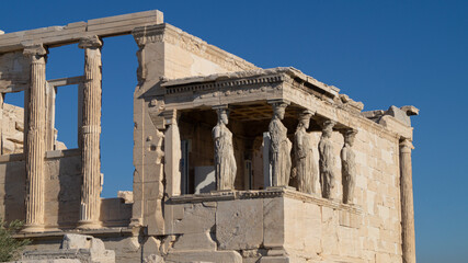 Acrópolis de la ciudad de Atenas. Ruinas, estructuras, columnas y esculturas de la ciudad vieja de Grecia.