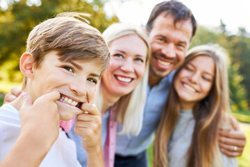 Junge macht lustige Grimassen im Sommer im Park