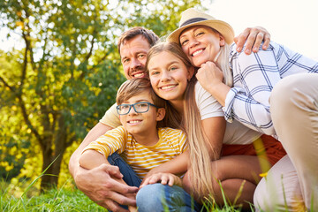 Fototapeta premium Familie mit Kindern als harmonische Kleinfamilie