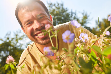 Lächelnder Mann im Garten oder einer Wiese
