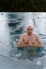 Mann beim Eisbaden im Pool