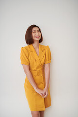Obraz premium Spontaneously laughing relaxed young pretty casual woman standing portrait isolated over white background.