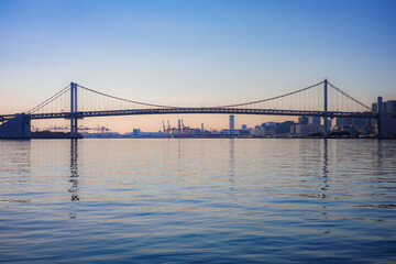 東京湾に架かるレインボーブリッジ