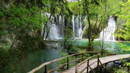 Bohlenrundweg mit Brücke vor Wasserfall im Nationalpark Plitwitzer Seen
