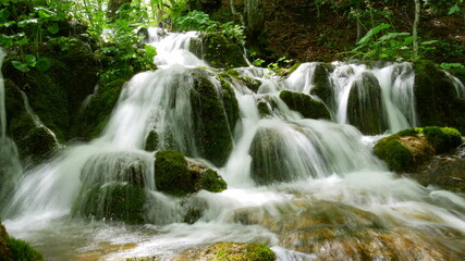 Fototapeta na wymiar Kaskadenförmiger Wasserfall