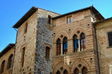 Fototapeta na wymiar Palazzo antico (medievale ) integro nella città di San Gimignano ( Siena)
