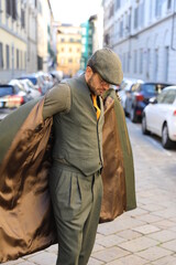 Męska stylizacja na targach mody 2022. Czasy wojenne.  Moda męska wiosna 2022.  © marriaci_photo