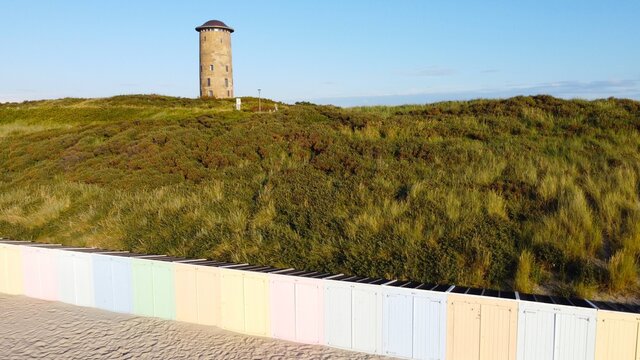 Domburg Wasserturm in den Dünen mit den Strandhäuschen.