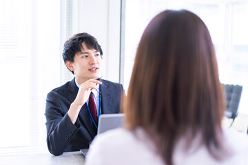 面談をするオフィスワーカー