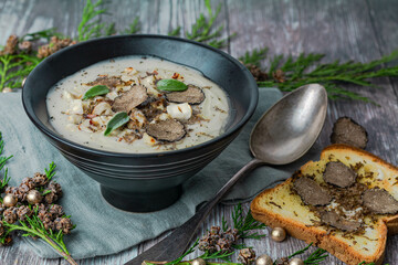 Bol de velouté de céléri et ses lamelles de truffes, accompagné d'un toast brioché