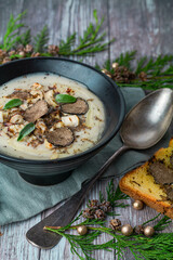 Bol de velouté de céléri et tranches de truffe, accompagné d'un toast