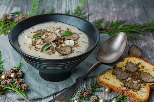Bol de velout&eacute; de c&eacute;l&eacute;ri et ses lamelles de truffes, accompagn&eacute; d'un toast brioch&eacute;