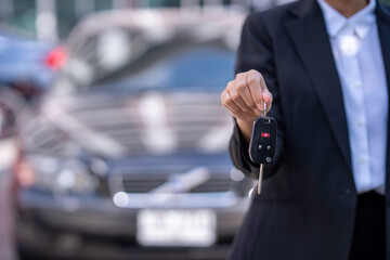 Insurance officers hand over the car keys after the tenant. have signed an auto insurance document or a lease or agreement document Buying or selling a new or used car with a car