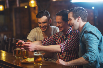 Men in pub