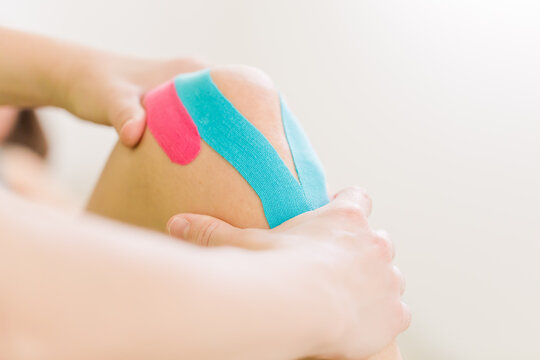 Taping des Knies w&auml;hrend einer Physiotherapie Reha