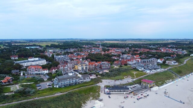Die Stadt Domburg aus der Luft vom Strand aus. 