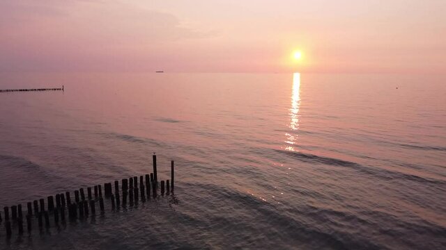 Ruhige Aufnahme des Strandes von Domburg bei Sonnenuntergang. 