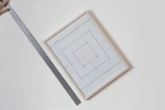 quadro, oblicuo, storto, piegato, 30 x 40, bianco, vuoto, inserimento, test, foto, fotografie, rcordi, collage, inserito, appeso, parete, bianca, misure, cm, indicazioni, 3 x 4, disegno, matita