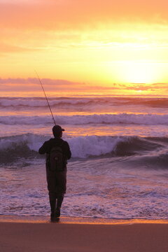 pesca deportiva o amateur en la playa, silueta de pescador
