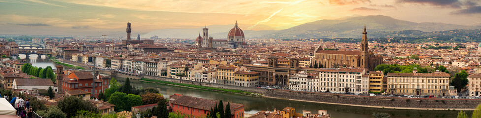 Fototapeta premium scenic view over Florence with the Cathedral of Santa Maria del Fiore (Duomo) from Piazzale Michelangelo Firenze Italy - panorama
