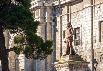 Estatua homenaje al escritor y dramaturgo Miguel de Cervantes en la plaza de la universidad de...