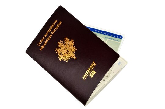 Passeport biométrique français avec une carte d'identité dedans en gros plan sur fond de ciel nuageux