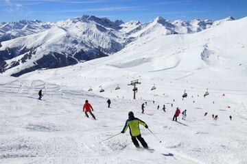 Fototapeta na wymiar Skiing in Austrian Alps - Mayrhofen