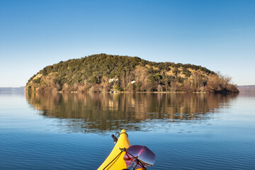 Isola Martana in kayak