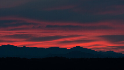 Photo dans la nature b&eacute;arnaise des coteaux d'aubertin, et des Pyr&eacute;n&eacute;es lors d'un couch&eacute; de soleil. rougeoyant. 