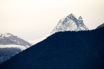 Le pic du midi d'ossaux dans les Pyr&eacute;n&eacute;es et ses forets environnantes. 