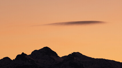 Chaine des Pyr&eacute;n&eacute;es et ses nuages lors d'un couch&eacute; du soleil.