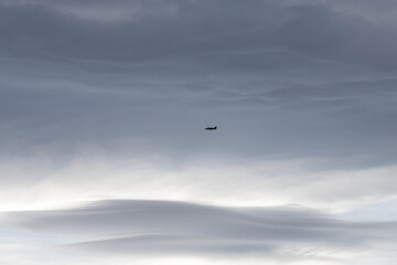 avion de chasse français dans le ciel des Pyrénées et ses nuages