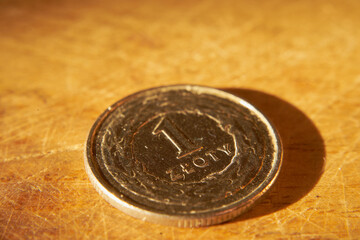 moneta jednozłotowa na drewnianymi stole,polski złoty	